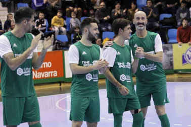El pabellón Anaitasuna acogió el jueves, 27 de diciembre, un encuentro solidario a favor del Banco de Alimentos de Navarra entre amigos de Roberto Torres y de Rafa Usín.
