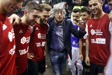 El pabellón Anaitasuna acogió el jueves, 27 de diciembre, un encuentro solidario a favor del Banco de Alimentos de Navarra entre amigos de Roberto Torres y de Rafa Usín.