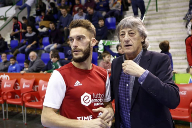 El pabellón Anaitasuna acogió el jueves, 27 de diciembre, un encuentro solidario a favor del Banco de Alimentos de Navarra entre amigos de Roberto Torres y de Rafa Usín.