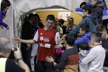 El pabellón Anaitasuna acogió el jueves, 27 de diciembre, un encuentro solidario a favor del Banco de Alimentos de Navarra entre amigos de Roberto Torres y de Rafa Usín.