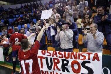 El pabellón Anaitasuna acogió el jueves, 27 de diciembre, un encuentro solidario a favor del Banco de Alimentos de Navarra entre amigos de Roberto Torres y de Rafa Usín.