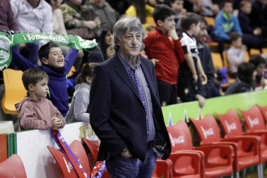 El pabellón Anaitasuna acogió el jueves, 27 de diciembre, un encuentro solidario a favor del Banco de Alimentos de Navarra entre amigos de Roberto Torres y de Rafa Usín.