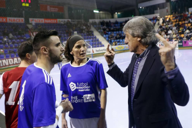 El pabellón Anaitasuna acogió el jueves, 27 de diciembre, un encuentro solidario a favor del Banco de Alimentos de Navarra entre amigos de Roberto Torres y de Rafa Usín.