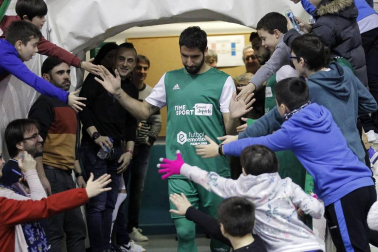 El pabellón Anaitasuna acogió el jueves, 27 de diciembre, un encuentro solidario a favor del Banco de Alimentos de Navarra entre amigos de Roberto Torres y de Rafa Usín.