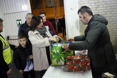 El pabellón Anaitasuna acogió el jueves, 27 de diciembre, un encuentro solidario a favor del Banco de Alimentos de Navarra entre amigos de Roberto Torres y de Rafa Usín.