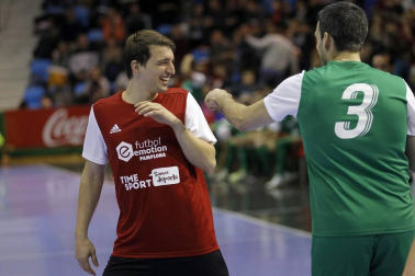 El pabellón Anaitasuna acogió el jueves, 27 de diciembre, un encuentro solidario a favor del Banco de Alimentos de Navarra entre amigos de Roberto Torres y de Rafa Usín.