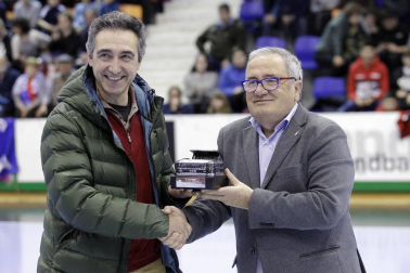 El pabellón Anaitasuna acogió el jueves, 27 de diciembre, un encuentro solidario a favor del Banco de Alimentos de Navarra entre amigos de Roberto Torres y de Rafa Usín.