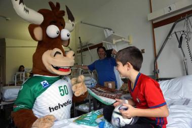 Los niños ingresados en el Complejo Hospitalario de Navarra han recibido este jueves, como ya es tradicional durante las fechas navideñas, la visita de varios jugadores del equipo de Balonmano Helvetia Anaitasuna.