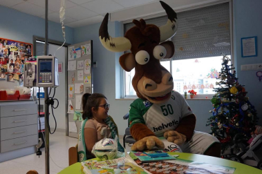Los niños ingresados en el Complejo Hospitalario de Navarra han recibido este jueves, como ya es tradicional durante las fechas navideñas, la visita de varios jugadores del equipo de Balonmano Helvetia Anaitasuna.