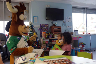 Los niños ingresados en el Complejo Hospitalario de Navarra han recibido este jueves, como ya es tradicional durante las fechas navideñas, la visita de varios jugadores del equipo de Balonmano Helvetia Anaitasuna.
