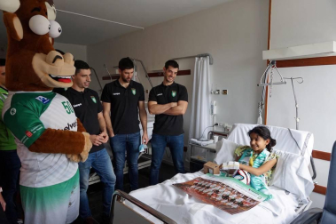 Los niños ingresados en el Complejo Hospitalario de Navarra han recibido este jueves, como ya es tradicional durante las fechas navideñas, la visita de varios jugadores del equipo de Balonmano Helvetia Anaitasuna.