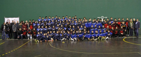 El Polideportivo Municipal de Ezcabarte acogió este viernes, 28 de diciembre, la presentación de las selecciones navarras de balonmano en categorías infantiles, cadetes y juveniles para la cita del 2 al 7 de enero en Valladolid.
