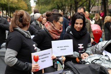 El grupo de madres y padres que reclaman la devolución del IRPF se ha manifestado este sábado en Pamplona para reclamar el IRPF por las bajas de maternidad.