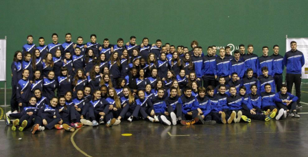 El Polideportivo Municipal de Ezcabarte acogió este viernes, 28 de diciembre, la presentación de las selecciones navarras de balonmano en categorías infantiles, cadetes y juveniles para la cita del 2 al 7 de enero en Valladolid.