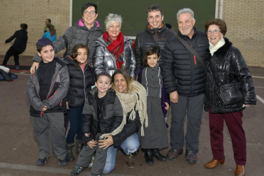 El patio del colegio Ezkaba fue el punto de reunión para las familias de Ansoáin el pasado viernes 21 de diciembre. Allí, se organizó una tarde de animación infantil y una chocolatada con la que se quiso dar inicio a las actividades de estas fechas navideñas.