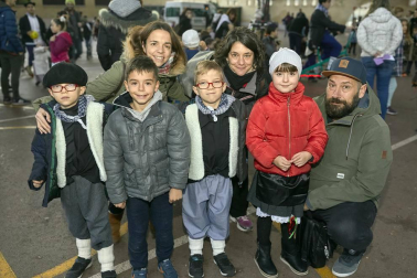 El patio del colegio Ezkaba fue el punto de reunión para las familias de Ansoáin el pasado viernes 21 de diciembre. Allí, se organizó una tarde de animación infantil y una chocolatada con la que se quiso dar inicio a las actividades de estas fechas navideñas.