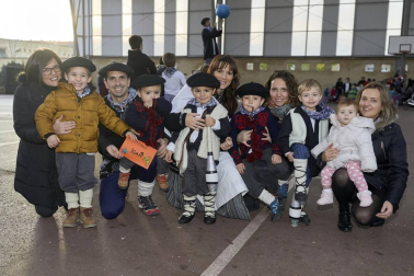 El patio del colegio Ezkaba fue el punto de reunión para las familias de Ansoáin el pasado viernes 21 de diciembre. Allí, se organizó una tarde de animación infantil y una chocolatada con la que se quiso dar inicio a las actividades de estas fechas navideñas.