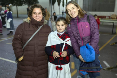 El patio del colegio Ezkaba fue el punto de reunión para las familias de Ansoáin el pasado viernes 21 de diciembre. Allí, se organizó una tarde de animación infantil y una chocolatada con la que se quiso dar inicio a las actividades de estas fechas navideñas.