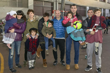El patio del colegio Ezkaba fue el punto de reunión para las familias de Ansoáin el pasado viernes 21 de diciembre. Allí, se organizó una tarde de animación infantil y una chocolatada con la que se quiso dar inicio a las actividades de estas fechas navideñas.