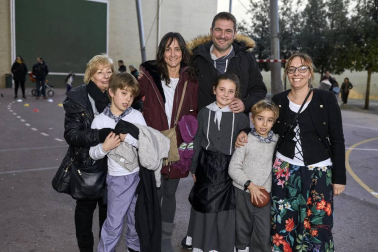El patio del colegio Ezkaba fue el punto de reunión para las familias de Ansoáin el pasado viernes 21 de diciembre. Allí, se organizó una tarde de animación infantil y una chocolatada con la que se quiso dar inicio a las actividades de estas fechas navideñas.