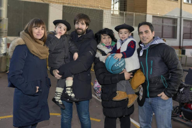 El patio del colegio Ezkaba fue el punto de reunión para las familias de Ansoáin el pasado viernes 21 de diciembre. Allí, se organizó una tarde de animación infantil y una chocolatada con la que se quiso dar inicio a las actividades de estas fechas navideñas.