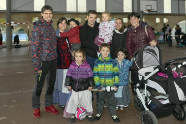 El patio del colegio Ezkaba fue el punto de reunión para las familias de Ansoáin el pasado viernes 21 de diciembre. Allí, se organizó una tarde de animación infantil y una chocolatada con la que se quiso dar inicio a las actividades de estas fechas navideñas.