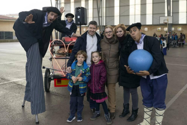 El patio del colegio Ezkaba fue el punto de reunión para las familias de Ansoáin el pasado viernes 21 de diciembre. Allí, se organizó una tarde de animación infantil y una chocolatada con la que se quiso dar inicio a las actividades de estas fechas navideñas.