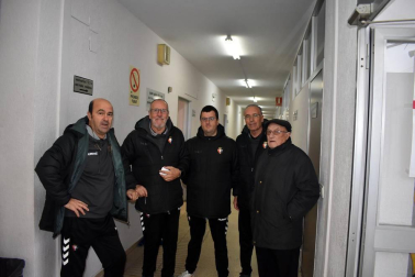 El pasado domingo arrancó una nueva edición (y van 37) del Torneo Interescolar de la Fundación Osasuna. Hasta el día siete de enero 84 equipos (64 del torneo mixto y 20 del femenino), se darán cita en los campos de Tajonar con la intención de grabar con letras doradas el nombre de su centro educativo en el palmarés del campeonato por antonomasia del fútbol escolar navarro.