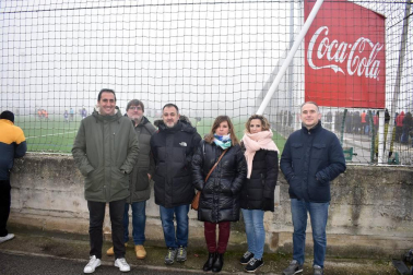 El pasado domingo arrancó una nueva edición (y van 37) del Torneo Interescolar de la Fundación Osasuna. Hasta el día siete de enero 84 equipos (64 del torneo mixto y 20 del femenino), se darán cita en los campos de Tajonar con la intención de grabar con letras doradas el nombre de su centro educativo en el palmarés del campeonato por antonomasia del fútbol escolar navarro.
