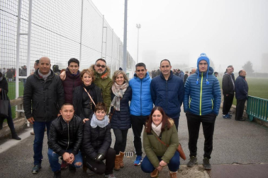 El pasado domingo arrancó una nueva edición (y van 37) del Torneo Interescolar de la Fundación Osasuna. Hasta el día siete de enero 84 equipos (64 del torneo mixto y 20 del femenino), se darán cita en los campos de Tajonar con la intención de grabar con letras doradas el nombre de su centro educativo en el palmarés del campeonato por antonomasia del fútbol escolar navarro.