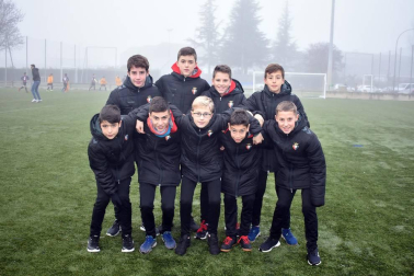 El pasado domingo arrancó una nueva edición (y van 37) del Torneo Interescolar de la Fundación Osasuna. Hasta el día siete de enero 84 equipos (64 del torneo mixto y 20 del femenino), se darán cita en los campos de Tajonar con la intención de grabar con letras doradas el nombre de su centro educativo en el palmarés del campeonato por antonomasia del fútbol escolar navarro.