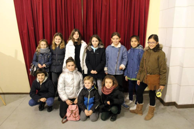 El Auditorio del Carmen es uno de los principales motores de entretenimiento durante estas fiestas navideñas para los vecinos de Sangüesa y alrededores. Buena muestra fue la sesión de cine organizada para el domingo 23, en la que se pudo disfrutar de la película de acción 'Jumanji', que llenó el patio de butacas de este recinto.