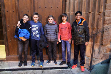 El Auditorio del Carmen es uno de los principales motores de entretenimiento durante estas fiestas navideñas para los vecinos de Sangüesa y alrededores. Buena muestra fue la sesión de cine organizada para el domingo 23, en la que se pudo disfrutar de la película de acción 'Jumanji', que llenó el patio de butacas de este recinto.