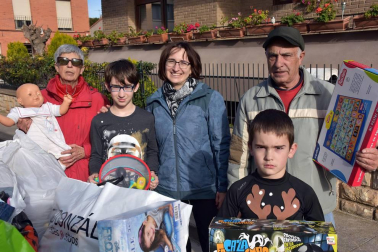 La Banda de Cornetas y Tambores Nuestra Señora de la Asunción de Murchante puso en marcha la décima edición de esta peculiar cabalgata, que se realiza en beneficio del Grupo del Voluntariado y que se ha convertido en toda una tradición en este pueblo. Los vecinos, al oír la música, salen a su paso y donan juguetes, ropa o alimentos para las personas necesitadas. El Grupo del Voluntariado entregará todo lo recibido el próximo 4 de enero.