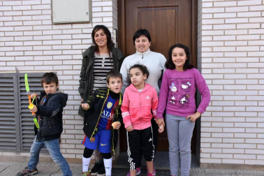 La Banda de Cornetas y Tambores Nuestra Señora de la Asunción de Murchante puso en marcha la décima edición de esta peculiar cabalgata, que se realiza en beneficio del Grupo del Voluntariado y que se ha convertido en toda una tradición en este pueblo. Los vecinos, al oír la música, salen a su paso y donan juguetes, ropa o alimentos para las personas necesitadas. El Grupo del Voluntariado entregará todo lo recibido el próximo 4 de enero.