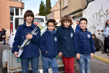 La Banda de Cornetas y Tambores Nuestra Señora de la Asunción de Murchante puso en marcha la décima edición de esta peculiar cabalgata, que se realiza en beneficio del Grupo del Voluntariado y que se ha convertido en toda una tradición en este pueblo. Los vecinos, al oír la música, salen a su paso y donan juguetes, ropa o alimentos para las personas necesitadas. El Grupo del Voluntariado entregará todo lo recibido el próximo 4 de enero.