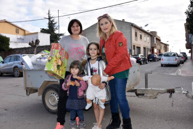 La Banda de Cornetas y Tambores Nuestra Señora de la Asunción de Murchante puso en marcha la décima edición de esta peculiar cabalgata, que se realiza en beneficio del Grupo del Voluntariado y que se ha convertido en toda una tradición en este pueblo. Los vecinos, al oír la música, salen a su paso y donan juguetes, ropa o alimentos para las personas necesitadas. El Grupo del Voluntariado entregará todo lo recibido el próximo 4 de enero.