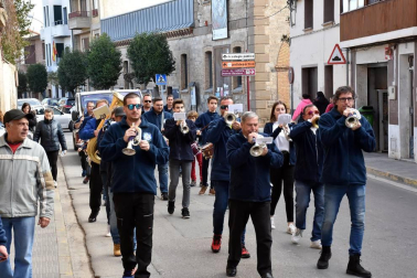 La Banda de Cornetas y Tambores Nuestra Señora de la Asunción de Murchante puso en marcha la décima edición de esta peculiar cabalgata, que se realiza en beneficio del Grupo del Voluntariado y que se ha convertido en toda una tradición en este pueblo. Los vecinos, al oír la música, salen a su paso y donan juguetes, ropa o alimentos para las personas necesitadas. El Grupo del Voluntariado entregará todo lo recibido el próximo 4 de enero.