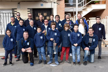 La Banda de Cornetas y Tambores Nuestra Señora de la Asunción de Murchante puso en marcha la décima edición de esta peculiar cabalgata, que se realiza en beneficio del Grupo del Voluntariado y que se ha convertido en toda una tradición en este pueblo. Los vecinos, al oír la música, salen a su paso y donan juguetes, ropa o alimentos para las personas necesitadas. El Grupo del Voluntariado entregará todo lo recibido el próximo 4 de enero.