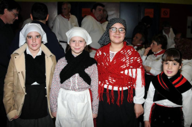 El Centro Cultural Sarasate de Castejón acogió un festival de Jota Villancico el sábado 22 de diciembre, organizado por la escuela de jotas local que contó con la participación de la Coral Virgen del Amparo, la Coral de Caparroso, la Escuela de Jotas de Fustiñana y Fitero, la Escuela de Jotas de Cintruénigo y Ribaforada y, por supuesto, la propia Escuela de Jotas de Castejón.