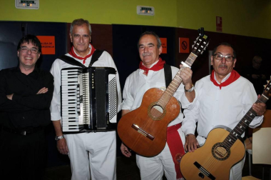 El Centro Cultural Sarasate de Castejón acogió un festival de Jota Villancico el sábado 22 de diciembre, organizado por la escuela de jotas local que contó con la participación de la Coral Virgen del Amparo, la Coral de Caparroso, la Escuela de Jotas de Fustiñana y Fitero, la Escuela de Jotas de Cintruénigo y Ribaforada y, por supuesto, la propia Escuela de Jotas de Castejón.