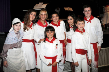 El Centro Cultural Sarasate de Castejón acogió un festival de Jota Villancico el sábado 22 de diciembre, organizado por la escuela de jotas local que contó con la participación de la Coral Virgen del Amparo, la Coral de Caparroso, la Escuela de Jotas de Fustiñana y Fitero, la Escuela de Jotas de Cintruénigo y Ribaforada y, por supuesto, la propia Escuela de Jotas de Castejón.