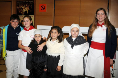 El Centro Cultural Sarasate de Castejón acogió un festival de Jota Villancico el sábado 22 de diciembre, organizado por la escuela de jotas local que contó con la participación de la Coral Virgen del Amparo, la Coral de Caparroso, la Escuela de Jotas de Fustiñana y Fitero, la Escuela de Jotas de Cintruénigo y Ribaforada y, por supuesto, la propia Escuela de Jotas de Castejón.