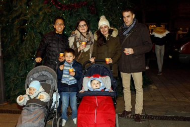 La avenida de Carlos III, en la confluencia de las calles San Fermín y Tafalla, se convirtió el viernes 21 de diciembre en el punto de reunión para dar inicio festivo a las fiestas de Navidad en Pamplona. Allí, gracias a la colaboración de las pastelerías de la zona, se preparó una chocolatada popular, que sirvió de preludio perfecto para asistir, a posteriori, al pregón navideño que se realizó en la plaza Consistorial.