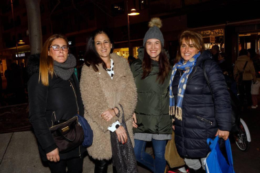 La avenida de Carlos III, en la confluencia de las calles San Fermín y Tafalla, se convirtió el viernes 21 de diciembre en el punto de reunión para dar inicio festivo a las fiestas de Navidad en Pamplona. Allí, gracias a la colaboración de las pastelerías de la zona, se preparó una chocolatada popular, que sirvió de preludio perfecto para asistir, a posteriori, al pregón navideño que se realizó en la plaza Consistorial.