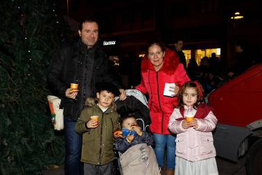 La avenida de Carlos III, en la confluencia de las calles San Fermín y Tafalla, se convirtió el viernes 21 de diciembre en el punto de reunión para dar inicio festivo a las fiestas de Navidad en Pamplona. Allí, gracias a la colaboración de las pastelerías de la zona, se preparó una chocolatada popular, que sirvió de preludio perfecto para asistir, a posteriori, al pregón navideño que se realizó en la plaza Consistorial.