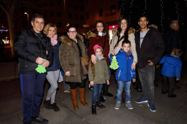 La avenida de Carlos III, en la confluencia de las calles San Fermín y Tafalla, se convirtió el viernes 21 de diciembre en el punto de reunión para dar inicio festivo a las fiestas de Navidad en Pamplona. Allí, gracias a la colaboración de las pastelerías de la zona, se preparó una chocolatada popular, que sirvió de preludio perfecto para asistir, a posteriori, al pregón navideño que se realizó en la plaza Consistorial.