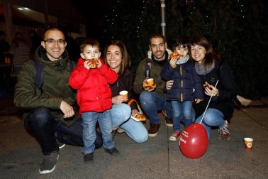 La avenida de Carlos III, en la confluencia de las calles San Fermín y Tafalla, se convirtió el viernes 21 de diciembre en el punto de reunión para dar inicio festivo a las fiestas de Navidad en Pamplona. Allí, gracias a la colaboración de las pastelerías de la zona, se preparó una chocolatada popular, que sirvió de preludio perfecto para asistir, a posteriori, al pregón navideño que se realizó en la plaza Consistorial.