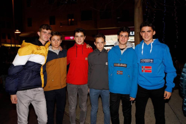 La avenida de Carlos III, en la confluencia de las calles San Fermín y Tafalla, se convirtió el viernes 21 de diciembre en el punto de reunión para dar inicio festivo a las fiestas de Navidad en Pamplona. Allí, gracias a la colaboración de las pastelerías de la zona, se preparó una chocolatada popular, que sirvió de preludio perfecto para asistir, a posteriori, al pregón navideño que se realizó en la plaza Consistorial.