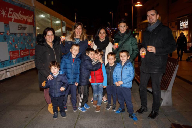 La avenida de Carlos III, en la confluencia de las calles San Fermín y Tafalla, se convirtió el viernes 21 de diciembre en el punto de reunión para dar inicio festivo a las fiestas de Navidad en Pamplona. Allí, gracias a la colaboración de las pastelerías de la zona, se preparó una chocolatada popular, que sirvió de preludio perfecto para asistir, a posteriori, al pregón navideño que se realizó en la plaza Consistorial.